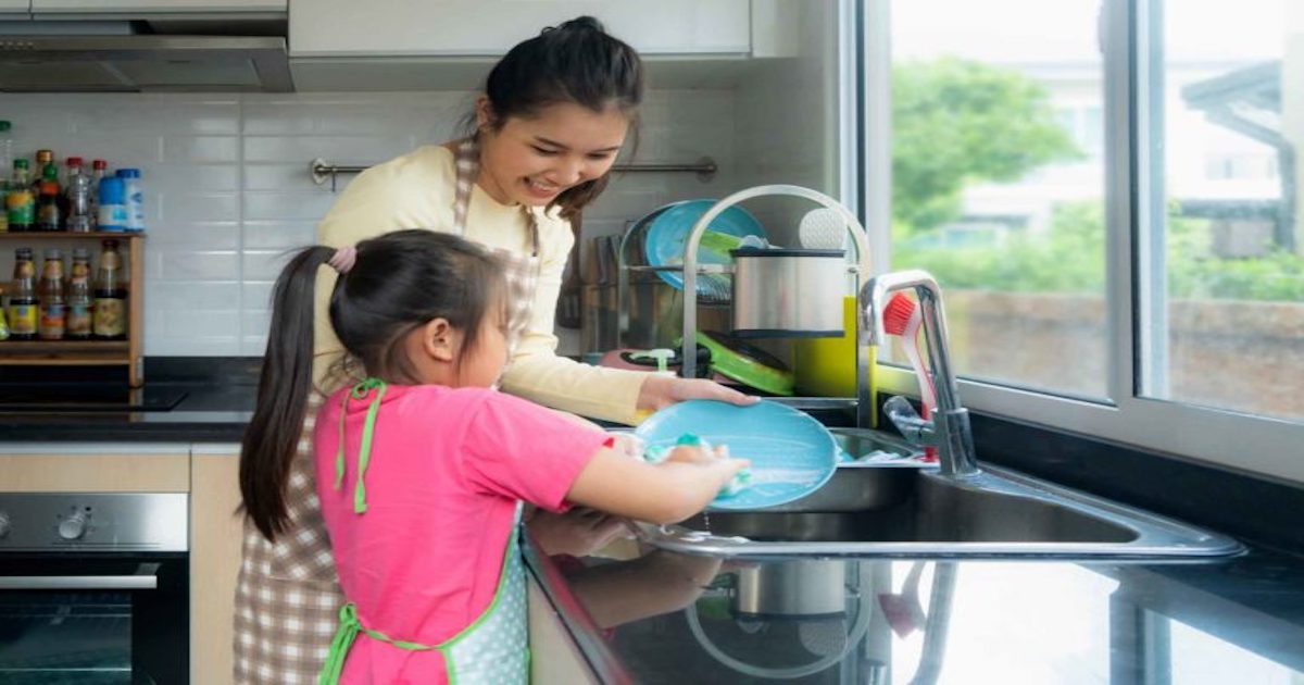 अपने घर के कामों को बच्चों के साथ सँभालने के जांचे-परखे तरीके